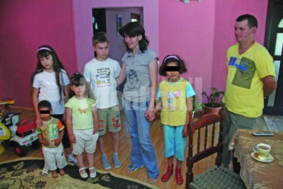 Trei copii părăsiți de părinți și-au găsit o familie la Salcea