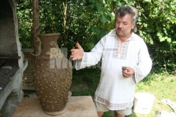 Iurie Cucuietu cu vasul decorativ de lut, adevărată poveste a viței de vie