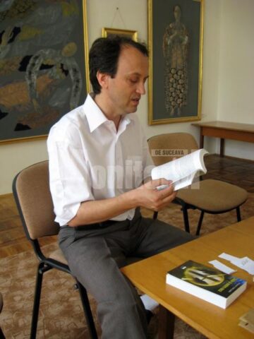 Mircea A. Diaconu prezentând câteva cărți și documente inedite