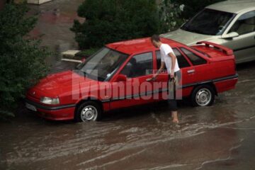 Străzile orașului s-au umplut de apă