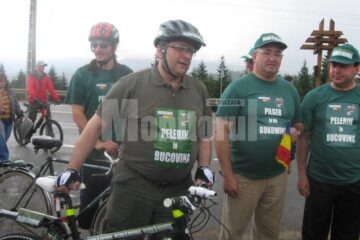 Grupul de cicliști a fost întâmpinat de Gheorghe Flutur, de primarul Sucevei, Ion Lungu și de deputatul Dumitru Pardău