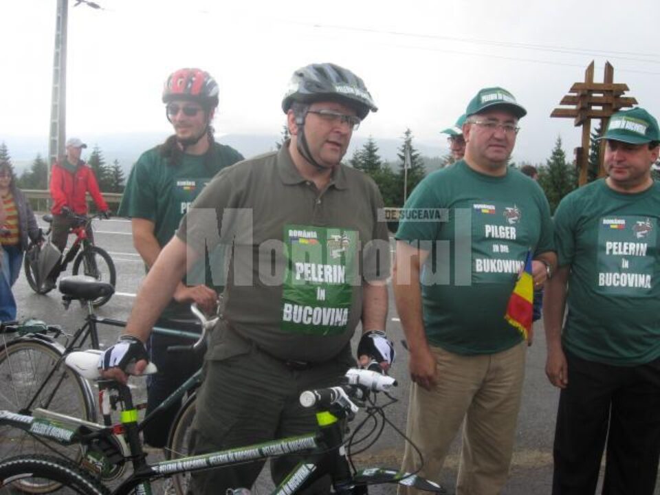 Grupul de cicliști a fost întâmpinat de Gheorghe Flutur, de primarul Sucevei, Ion Lungu și de deputatul Dumitru Pardău Grupul de cicliști a fost întâmpinat de Gheorghe Flutur, de primarul Sucevei, Ion Lungu și de deputatul Dumitru Pardău