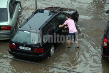Străzile orașului s-au umplut de apă