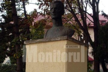 Bustul lui Traian Chelariu din incinta bibliotecii sucevene