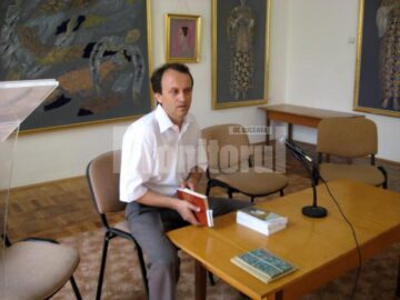 Mircea A. Diaconu prezentând câteva cărți și documente inedite