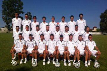 Adrian Avrămia (primul din dreapta rândul de sus) și Tiberiu Serediuc (primul din dreapta rândul din mijloc), alături de colegii de la naționala Under 19