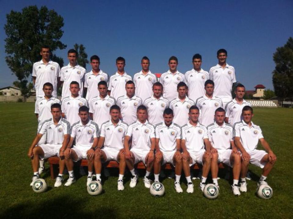 Adrian Avrămia (primul din dreapta rândul de sus) și Tiberiu Serediuc (primul din dreapta rândul din mijloc), alături de colegii de la naționala Under 19