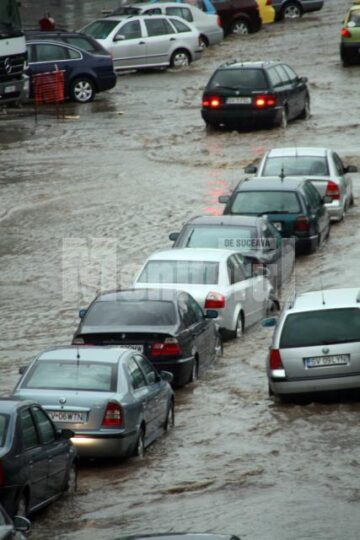 Străzile orașului s-au umplut de apă