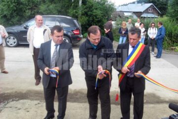 Pamblica a fost tăiată de Gheorghe Flutur, de primarul din Dorna Candrenilor, Mafteiu Candrea, și de directorul SC Calcarul SA, Nicolae Troașe