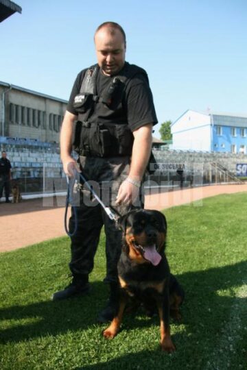 Agentul Florin Dascălu și Oscar - rottweilerul de la Intervenție Rapidă