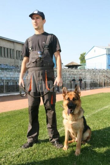 Mob și-a dus colegul, agentul principal Vasile Burlui, aproape șapte kilometri pe urmele unui hot