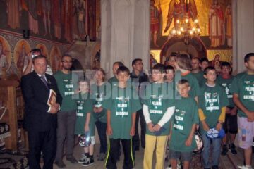 Bicicliștii pelerini și președintele CJ Suceava, Gheorghe Flutur, la Mănăstirea Putna