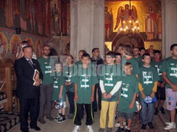 Bicicliștii pelerini și președintele CJ Suceava, Gheorghe Flutur, la Mănăstirea Putna