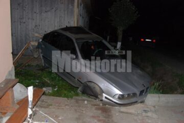 Un BMW scăpat de sub control s-a izbit puternic de o casă, la Straja