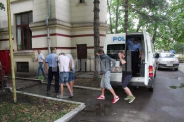 Cei patru tineri sunt suspecți și în alte 15 furturi din autoturisme