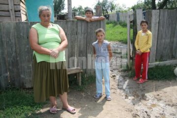 Capitolina Slabu împreună cu cei trei copii care vor să meargă la școală