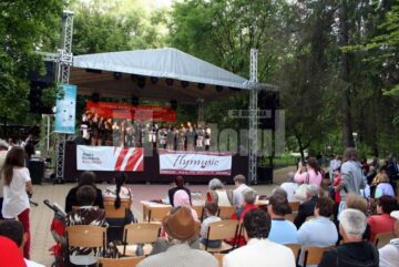 Festivalul Național al Ansamblurilor Folclorice ale Copiilor „Dorna, Plai de Joc și Cântec”