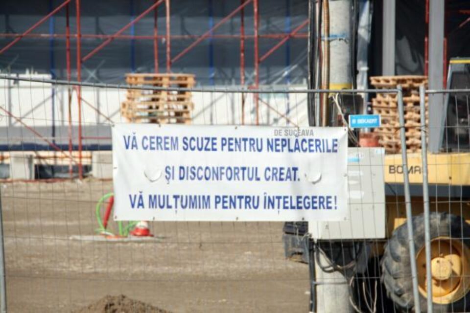 Afiș pe gardul șantierului LIDL