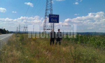 Sebastian Bârgău (32 de ani) și Robert Fulda (30 de ani) s-au fotografiat cu placuțele de intrare în fiecare judet în care au ajuns până acum