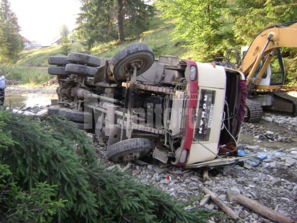 Bărbatul care se afla la volan a fost găsit fără suflare sub cabina camionului răsturnat în albia pârâului Humorel