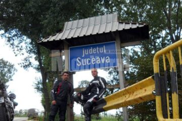 Sebastian și Robert, la intrarea în județul Suceava