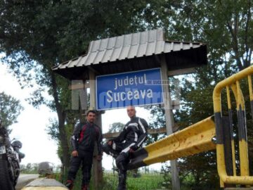 Sebastian și Robert, la intrarea în județul Suceava