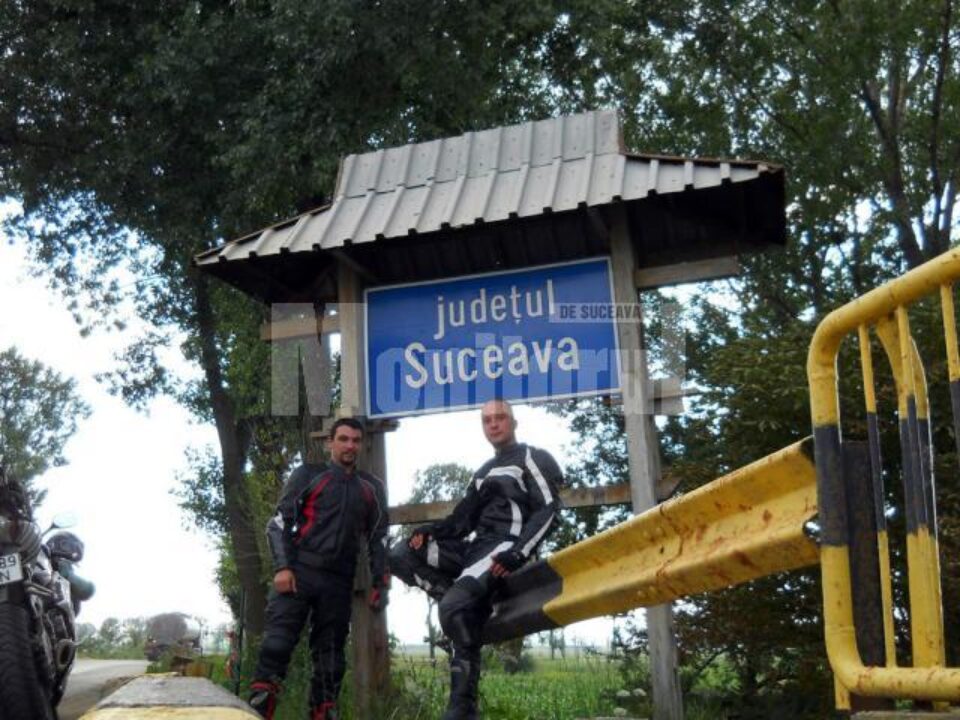 Sebastian și Robert, la intrarea în județul Suceava