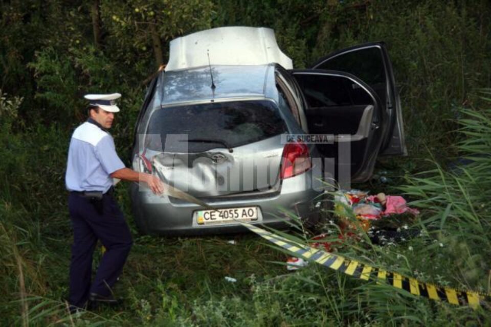 Toyota Yaris în care se aflau cei doi ucraineni s-a răsturnat într-o râpă