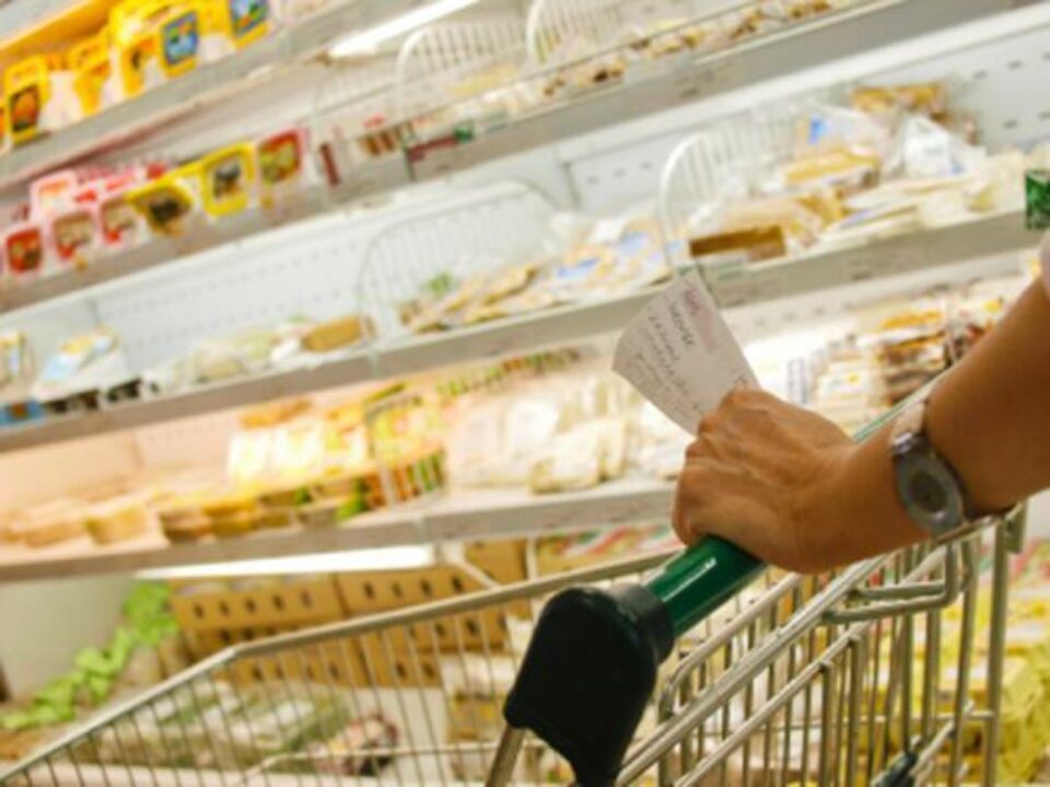 "Coșul de solidaritate", prevede acordarea lunar, contra cost, dar la "prețul cel mai scăzut posibil", a unui pachet conținând alimente de bază