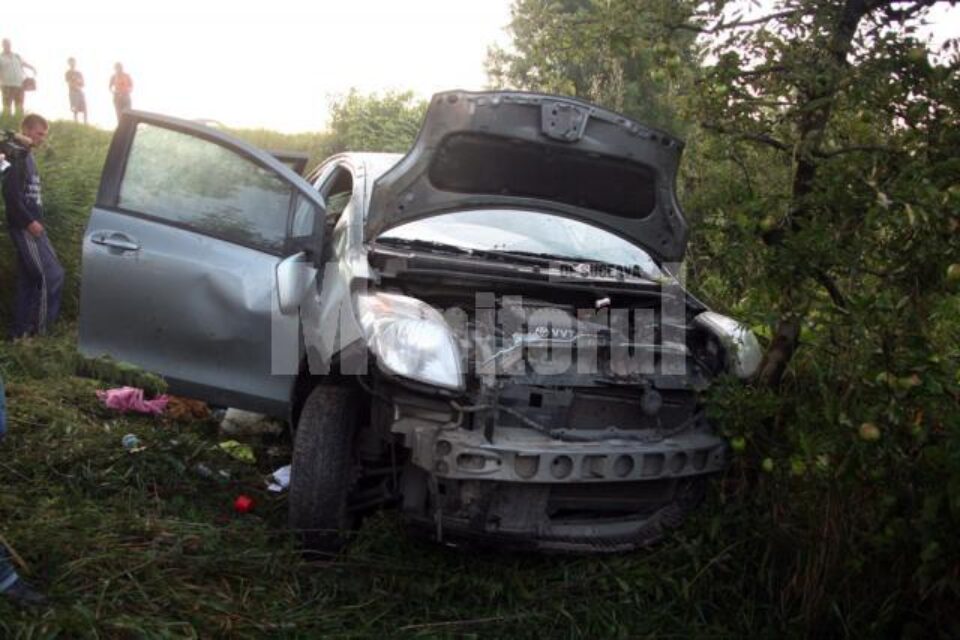 Toyota Yaris în care se aflau cei doi ucraineni s-a răsturnat într-o râpă