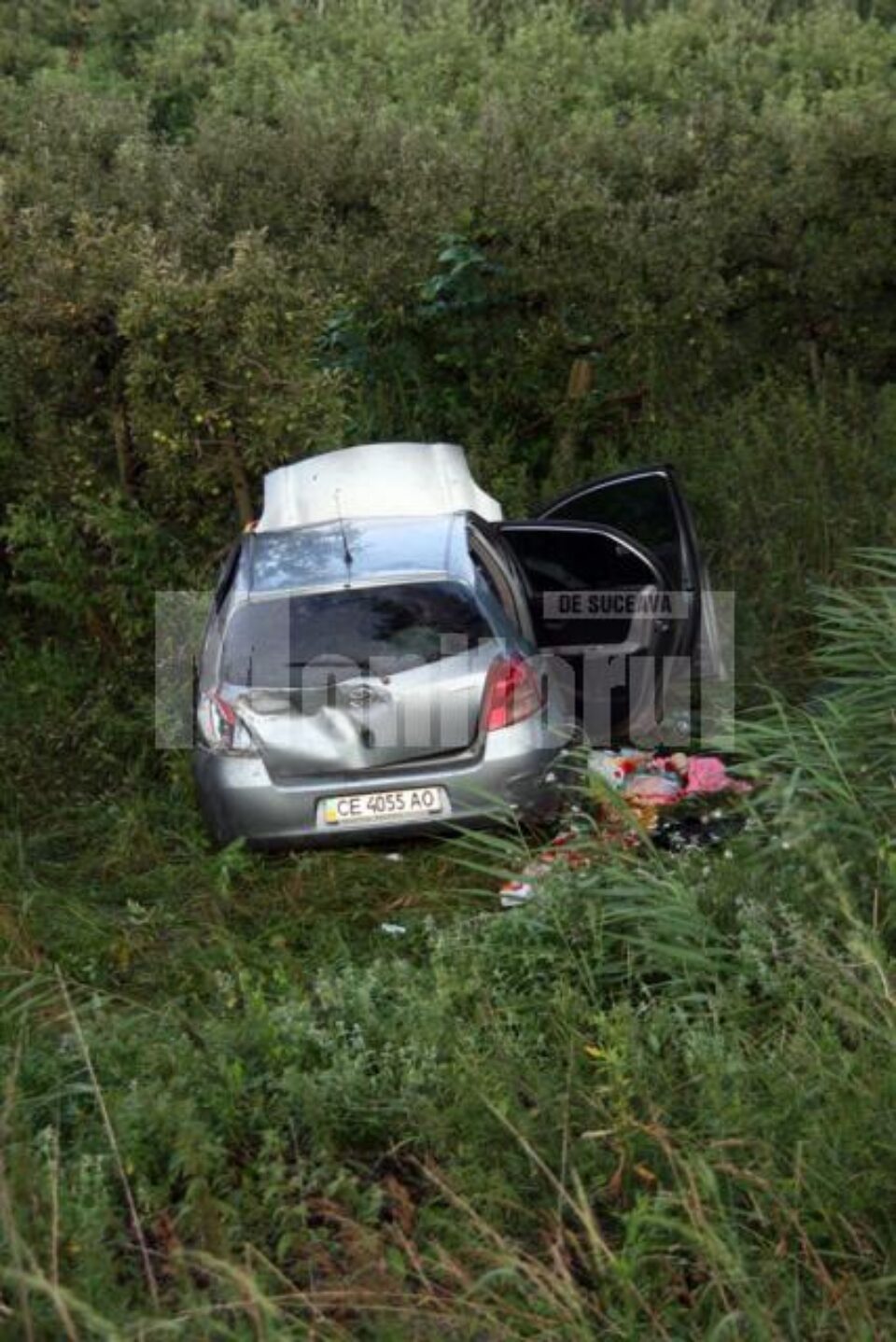 Toyota Yaris în care se aflau cei doi ucraineni s-a răsturnat într-o râpă