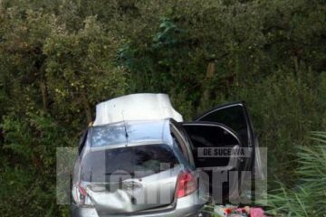 Toyota Yaris în care se aflau cei doi ucraineni s-a răsturnat într-o râpă