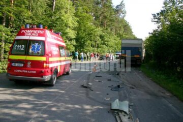 Impactul dintre Lexus și camion a fost extrem de violent