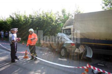 Impactul dintre Lexus și camion a fost extrem de violent