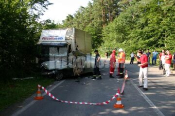 Impactul dintre Lexus și camion a fost extrem de violent