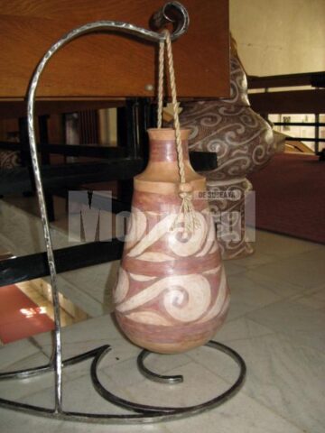 Vas ceramic cu suport din fier
