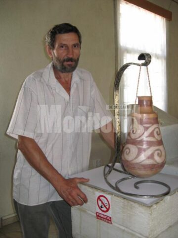 Ion Mitroi cu unul din vasele cu suport din fier