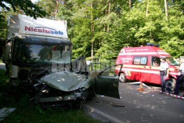 Impactul dintre Lexus și camion a fost extrem de violent