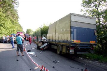 Impactul dintre Lexus și camion a fost extrem de violent