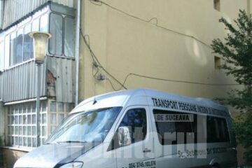 Microbuz parcat între blocuri