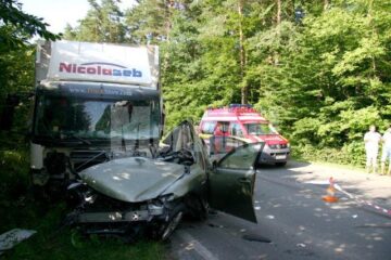 Impactul dintre Lexus și camion a fost extrem de violent