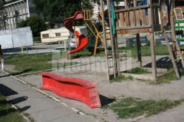 Pentru că jgheabul toboganului lipsea, copilul a căzut de la un metru și jumătate, medicii trebuind să îi extirpe splina