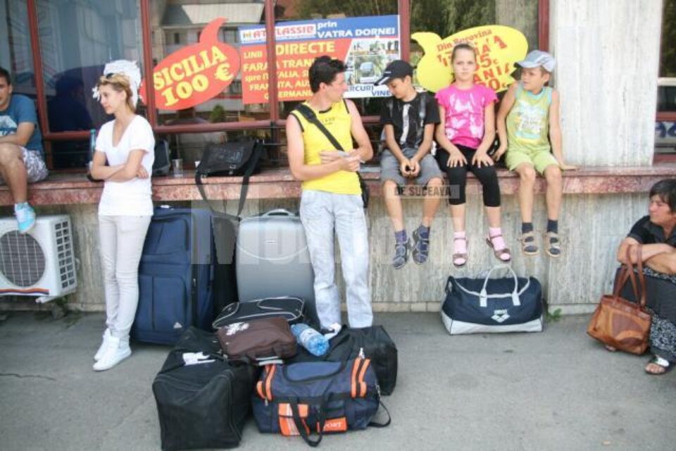 Pasageri obosiți de atâta așteptat în soare