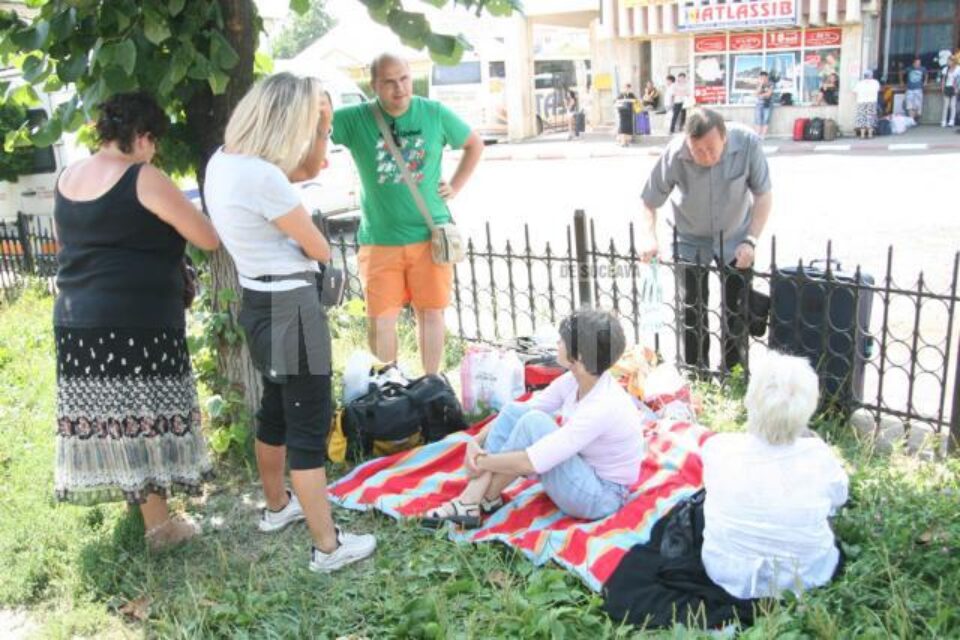 Călătorii au fost aduși la exasperare după ce au așteptat autocarul ore in șir