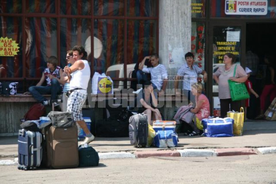 Cu bagaje, în căldură, călătorii au așteptat de la 10 dimineața, iar după amiază autocarul tot nu a ajuns