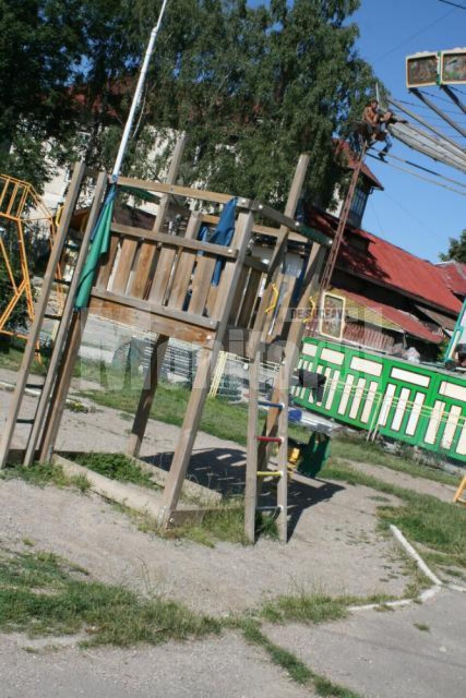 Pentru că jgheabul toboganului lipsea, copilul a căzut de la un metru și jumătate, medicii trebuind să îi extirpe splina