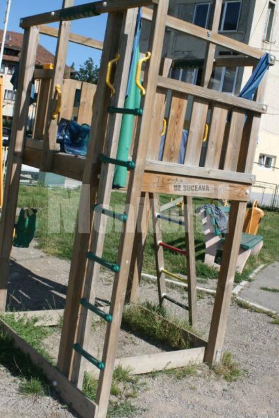 Pentru că jgheabul toboganului lipsea, copilul a căzut de la un metru și jumătate, medicii trebuind să îi extirpe splina