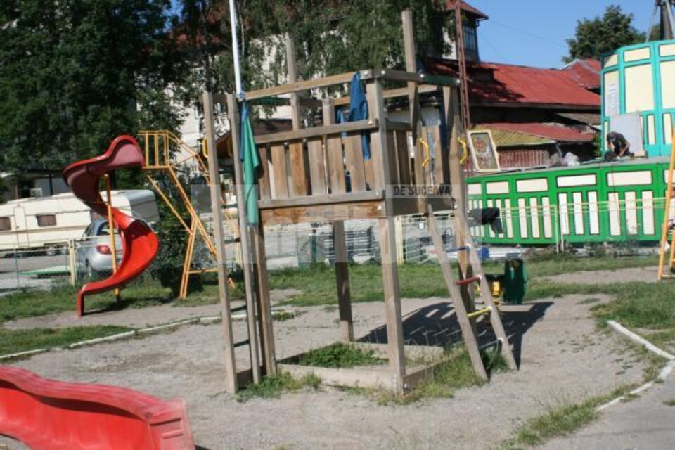 Pentru că jgheabul toboganului lipsea, copilul a căzut de la un metru și jumătate, medicii trebuind să îi extirpe splina