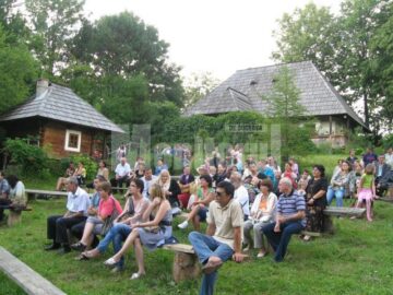 Spectatorii au fost puțini și au stat lipiți de bănci, în ciuda muzicii antrenante