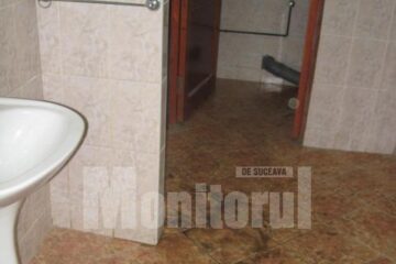 O baie mizerabilă și urât mirositoare, la Palatul de Justiție